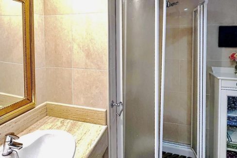 Baños mit Dusche