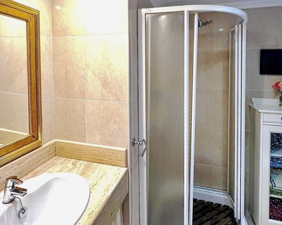 Baños mit Dusche