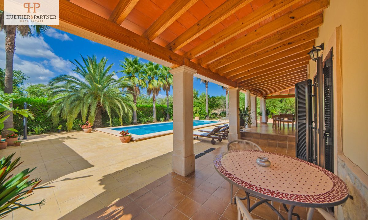 überdachte Terrasse Poolbereich
